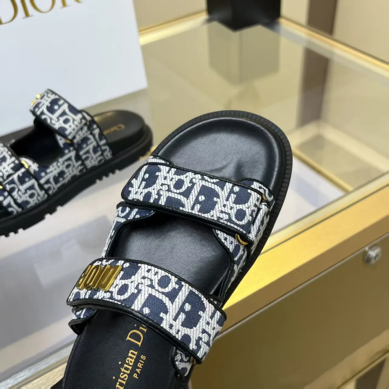 👟👟Ex-factory price 480👟👟 Dior classic popular sandals Step into the fashion territory of Dior slippers and encounter the ultimate fusion of elegance and comfort. The upper is engraved with the Christian Dior Paris logo using exquisite embroidery technology. The delicate stitching tells the brand's profound heritage and is fully recognizable.   Made of high-quality materials, it feels soft and fits your feet, as if it is a gentle care tailor-made for your feet. The sole is carefully designed and engraved with Christian Dior's lucky star symbol. It is not only a beautiful embellishment, but also provides reliable grip, making every step steady and secure.   It has a simple design and is easy to put on and take off. Whether it is a lazy weekend or a pleasant vacation, it can be easily adapted. Whether paired with casual shorts, casual jeans, or an elegant dress, Dior slippers can instantly enhance the overall style and show a casual fashion attitude.   Dior slippers, in the name of fashion, inject luxurious charm into your life and accompany you with every step you take with confidence and elegance. Material: Fine genuine cowhide upper, outsole, TPR, non-slip and wear-resistant, code number: 35-41 (42 customized)